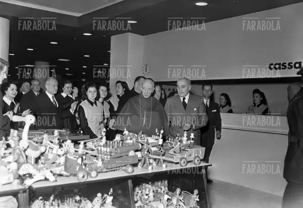 Il Cardinale Schuster e Umberto Brustio nel reparto giocattoli, La Rinascente, Milano, 1950