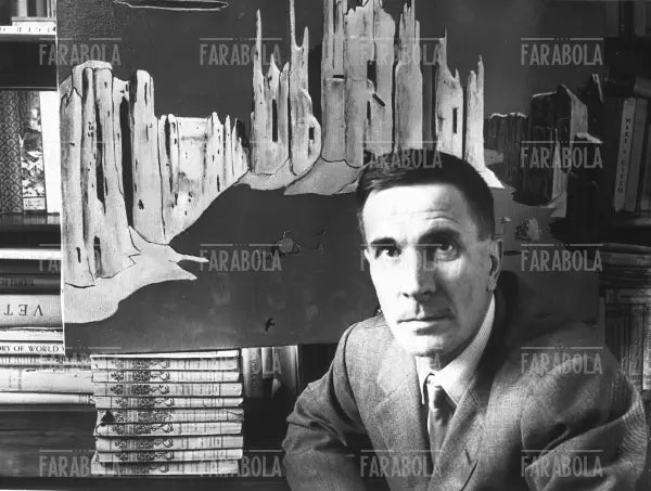 Dino Buzzati con il suo dipinto Piazza del Duomo di Milano, anni 50