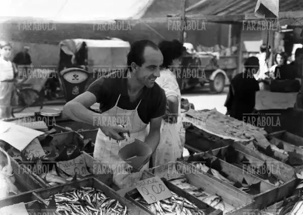 Bancarella di pesce al mercato, Milano, anni 50