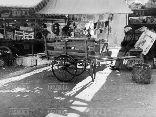 Mercato nero in piazza San Nazaro, Milano, anni 50