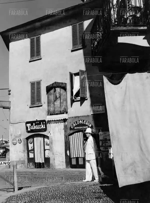 Bar tabacchi e calzolaio in via Argelati, Milano, anni 50