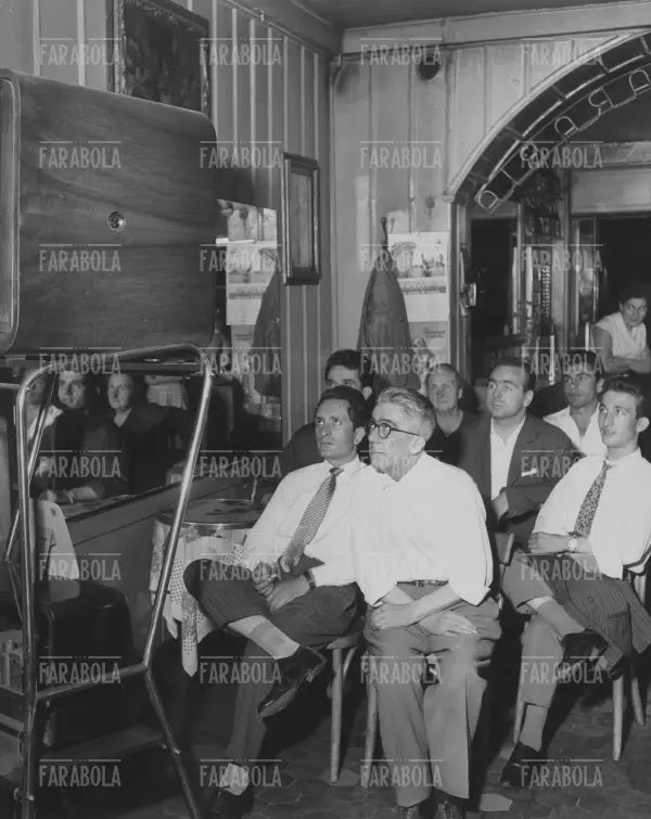 Gruppo di avventori guardano la tv in un bar, Milano, anni 50