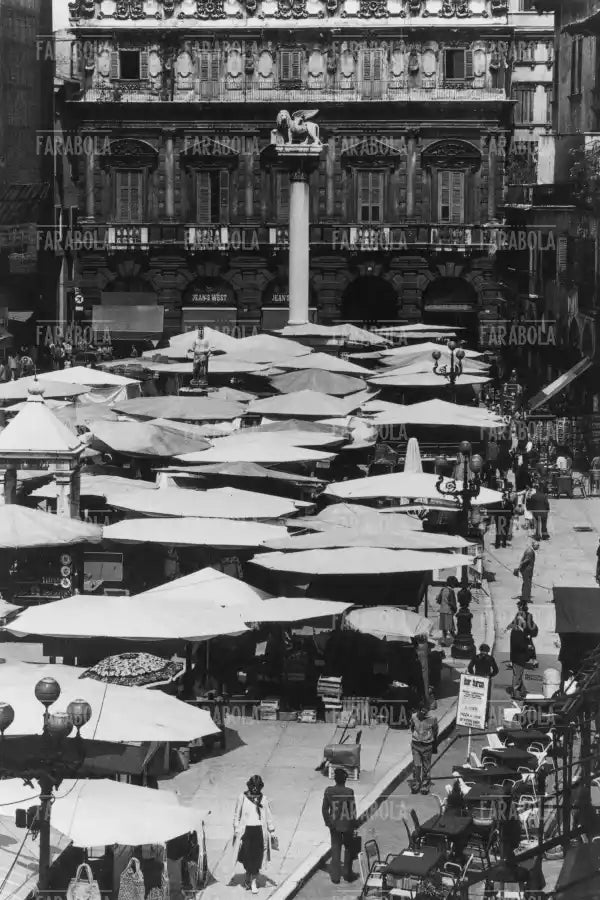 Piazza delle Erbe nel giorno del mercato, Verona, anni 50
