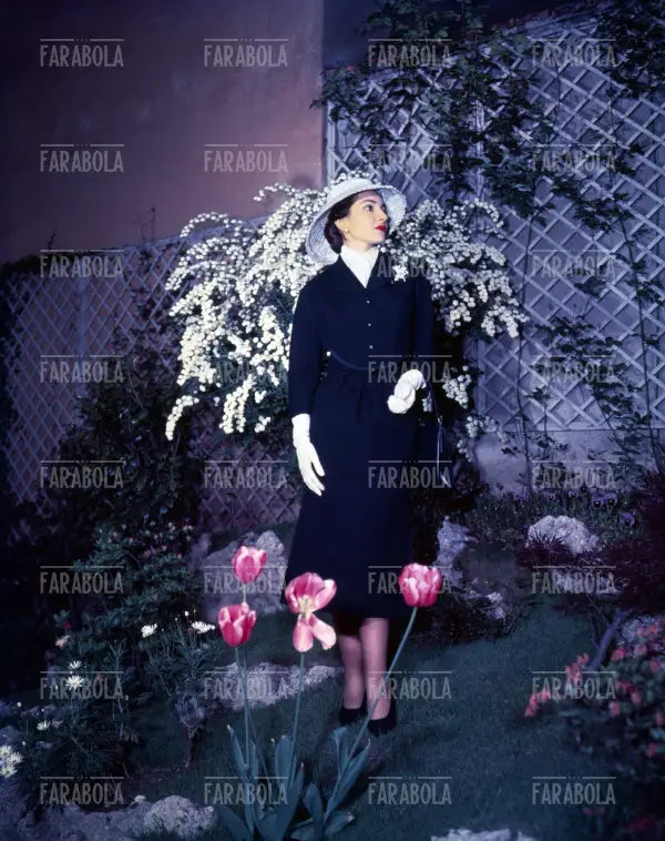 Maria Callas nel giardino della sua casa di via Buonarroti, Milano, anni 50