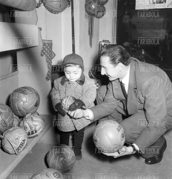 Silvio Piola con il figlio, Novara, 1951