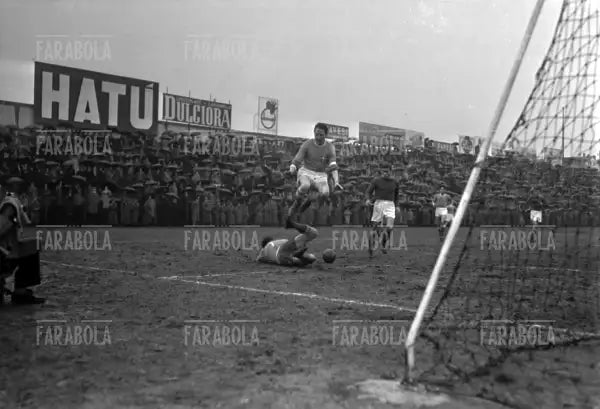 Silvio Piola con la fascia di capitano, Partita Novara-Roma, Novara, 1951