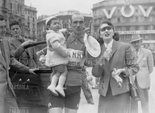 Fiorenzo Magni con moglie e figlia alla partenza del Giro d'Italia, Milano, 1951