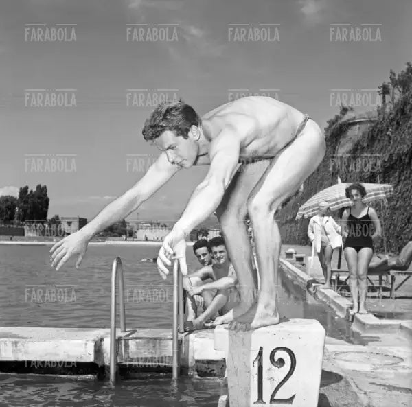 Carlo Pedersoli (Bud Spencer) trainiert mit der italienischen Schwimmnationalmannschaft, Verona, 1951
