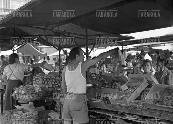 Bancarella di frutta al mercato, Milano, 1951