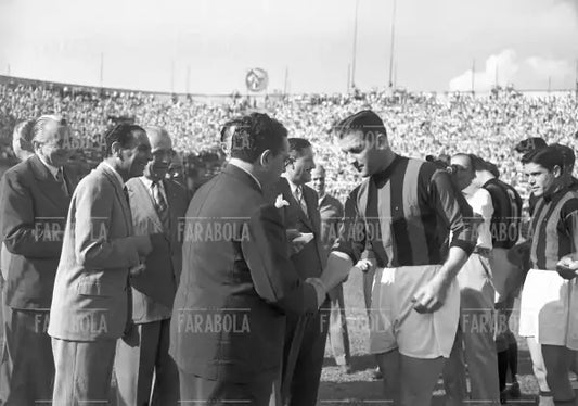 Ottorino Barassi stringe la mano a Gunnar Nordahl, Milan-Juventus, Milano, 1951
