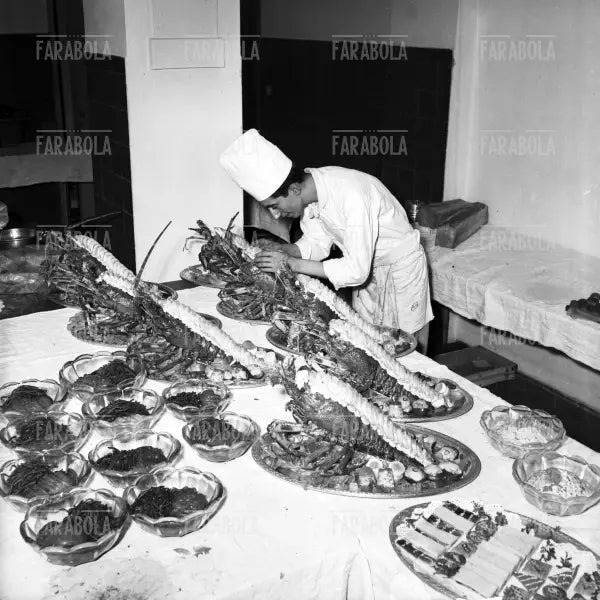 Il buffet al Bal Oriental a Palazzo Labia, Venezia, 1951