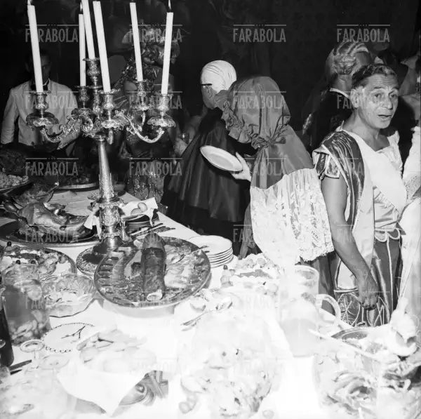 Il buffet al Bal Oriental a Palazzo Labia, Venezia, 1951