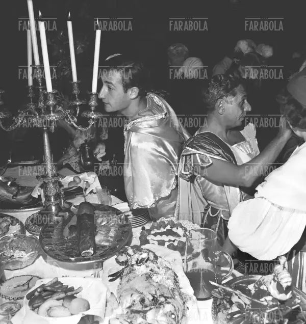 Il buffet al Bal Oriental a Palazzo Labia, Venezia, 1951