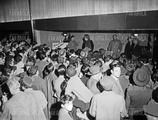 Folla davanti a una vetrina della Rinascente, Milano, 1951