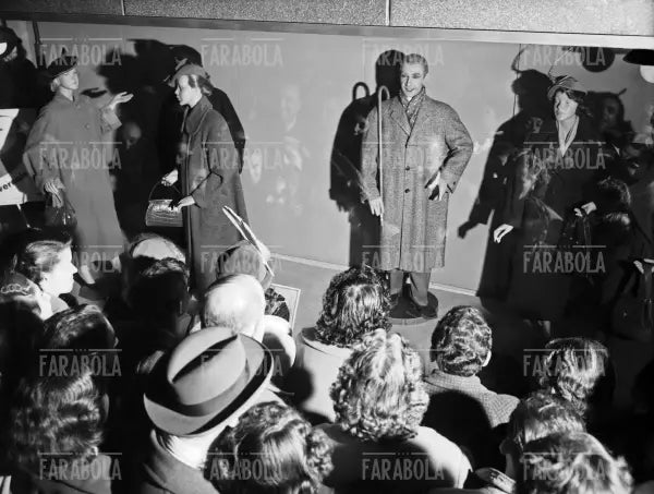 Folla davanti a una vetrina della Rinascente, Milano, 1951