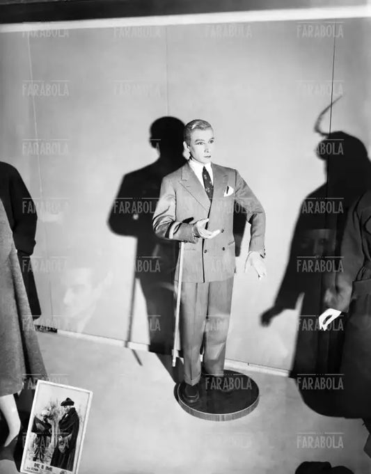Manichino vivente in una vetrina della Rinascente, Milano, 1951