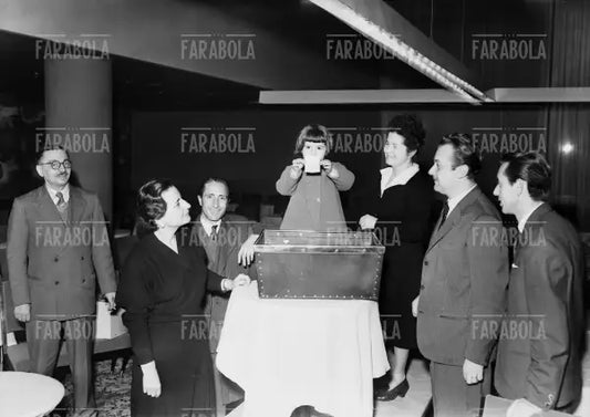 Estrazione della lotteria alla Rinascente, Milano, 1951