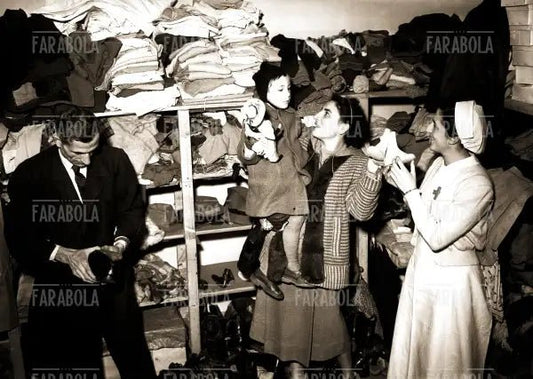Raccolta di aiuti alla Croce Rossa, Alluvione del Polesine, Milano, 1951