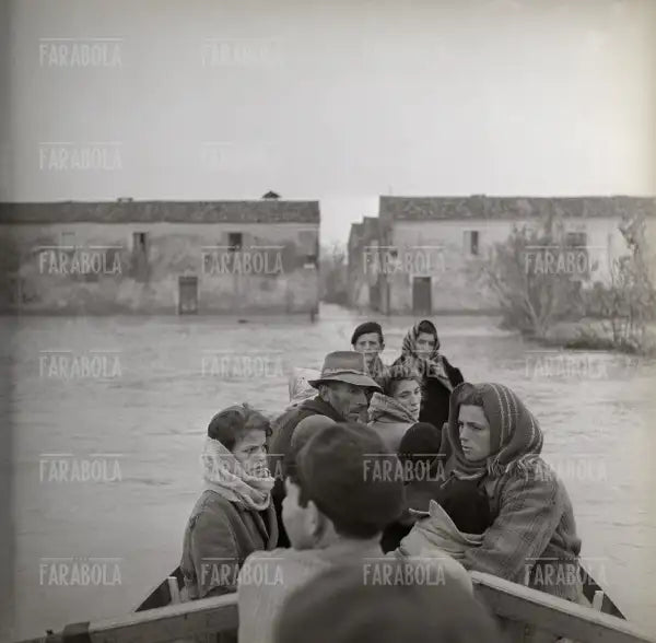 Sfollati in barca, Alluvione del Polesine, Sant'Apollinare, 1951