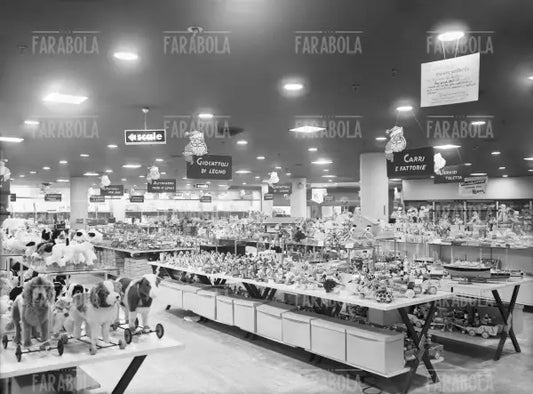 Reparto giocattoli della Rinascente a Natale, Milano, 1951