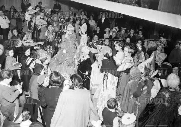 Festa di Carnevale per i bambini alla Rinascente, Milano, 1952