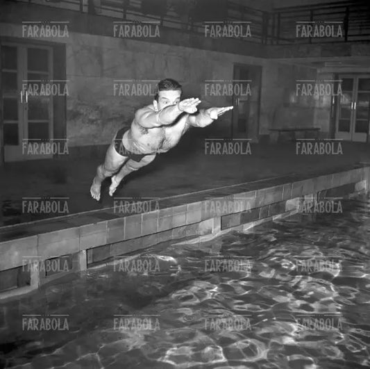 Carlo Pedersoli (Bud Spencer) si allena per le Olimpiadi, Piscina Cozzi, Milano, 1952