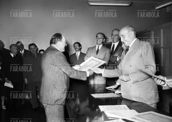 Umberto e Cesare Brustio premiano i vecchi dipendenti della Rinascente, Milano, 1952