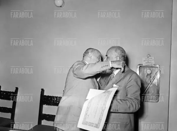 Umberto Brustio premia i vecchi dipendenti della Rinascente, Milano, 1952