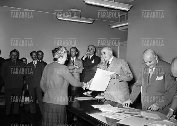 Umberto e Cesare Brustio premiano i vecchi dipendenti della Rinascente, Milano, 1952