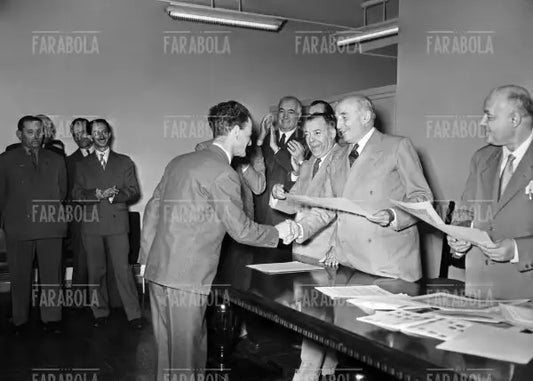 Umberto Brustio premia i vecchi dipendenti della Rinascente, Milano, 1952