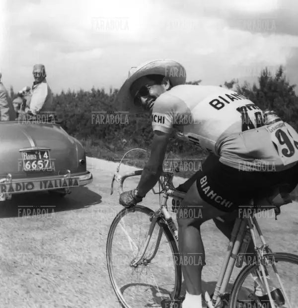 Ettore Milano con un cappello di cocco, Giro d'Italia, 1952