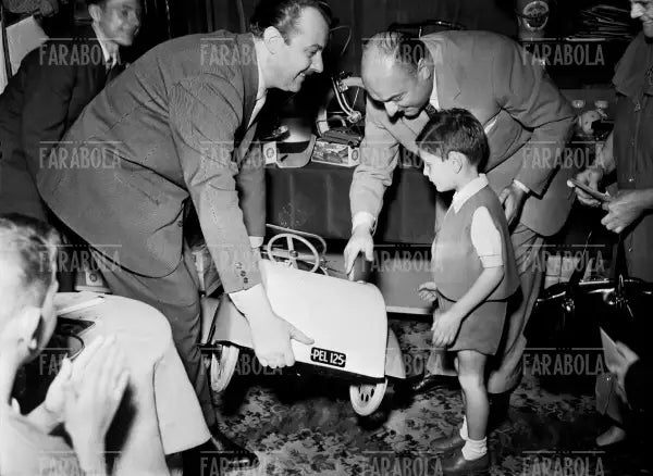 Premiazione e festa per i bambini alla Rinascente, Milano, 1952