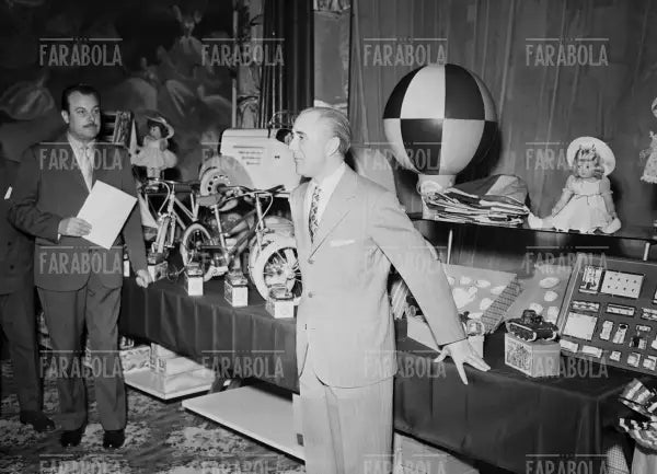 Premiazione e festa per i bambini alla Rinascente, Milano, 1952