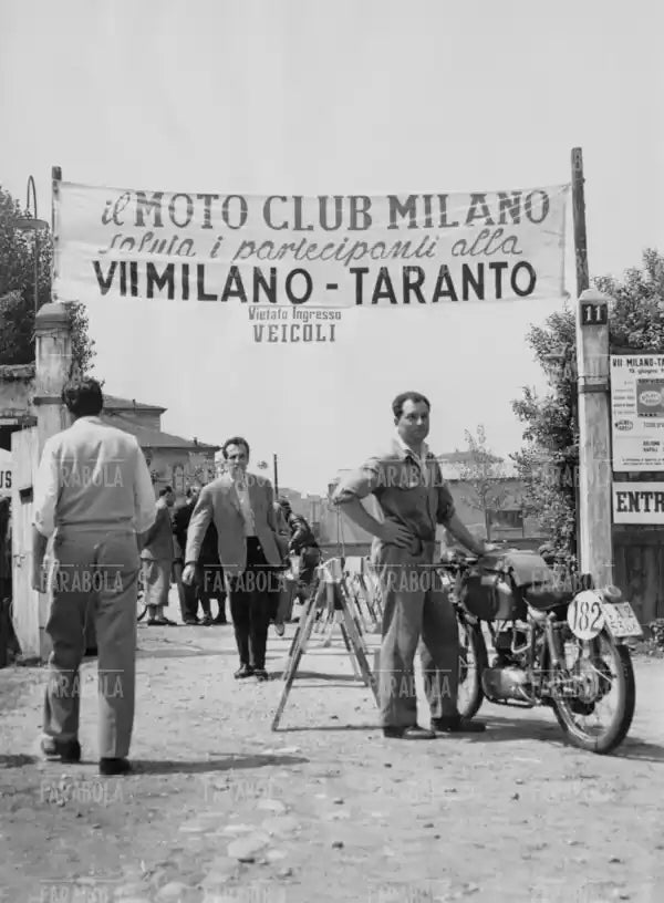 Punzonatura della corsa motociclistica Milano-Taranto, Milano, 1952