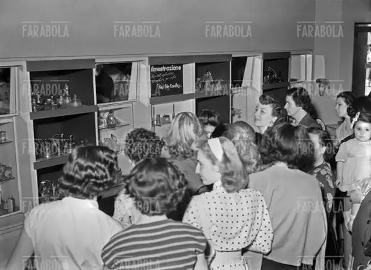 Dimostrazione di smalto per unghie alla Rinascente, Milano, 1952