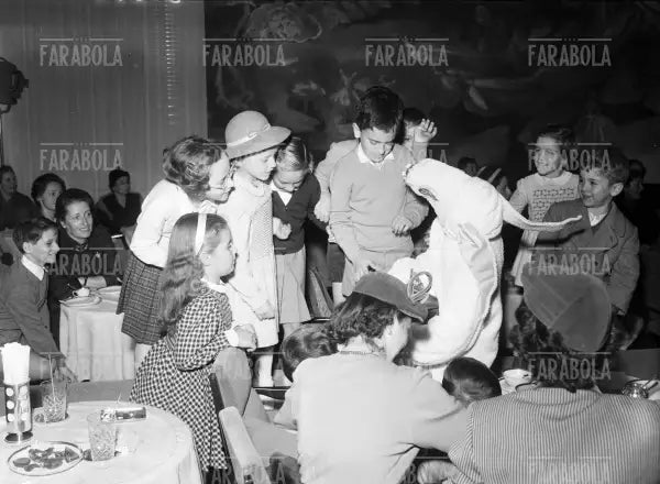 Festa per i bambini alla Rinascente, Milano, 1952