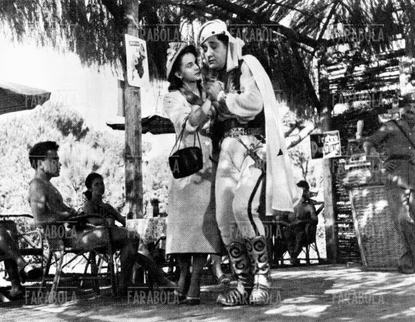 Alberto Sordi e Brunella Bovo in una scena del film Lo Sceicco Bianco, 1952