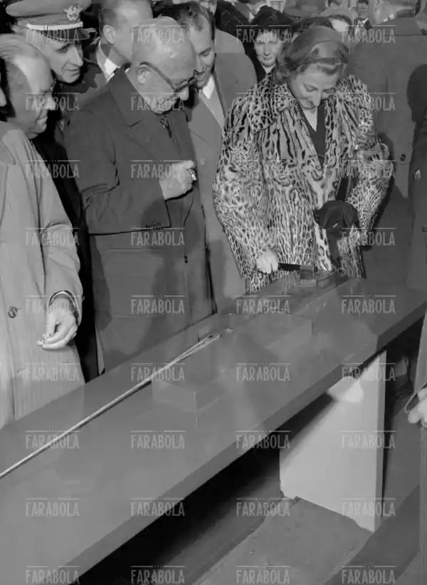 Achille Lauro e la figlia Laura Lauro, Varo della motocisterna Coraggio, Genova, 1953