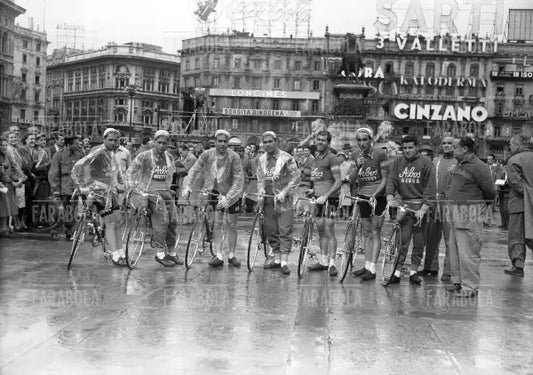 La squadra Arbos in Piazza Duomo prima della partenza del Giro d'Italia, Milano, 1953