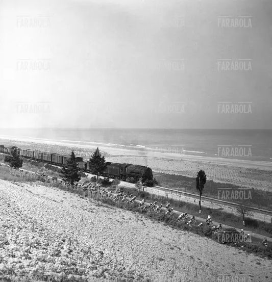 I corridori passano accanto a un treno, Giro d'Italia, 1953