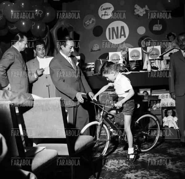 Premiazione dei bambini dell'Istituto Nazionale Assicurazioni alla Rinascente, Milano, 1953