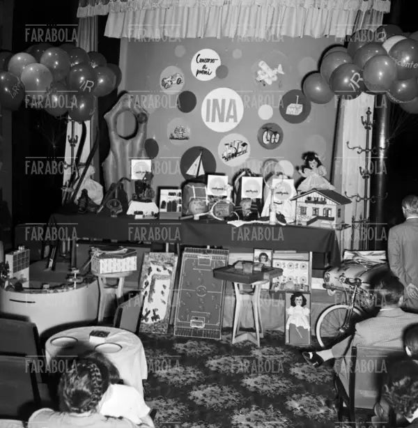Premiazione dei bambini dell'Istituto Nazionale Assicurazioni alla Rinascente, Milano, 1953
