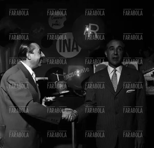 Premiazione dei bambini dell'Istituto Nazionale Assicurazioni alla Rinascente, Milano, 1953