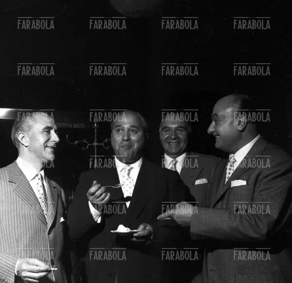 Premiazione dei bambini dell'Istituto Nazionale Assicurazioni alla Rinascente, Milano, 1953