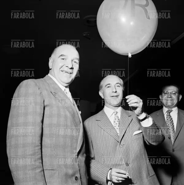 Premiazione dei bambini dell'Istituto Nazionale Assicurazioni alla Rinascente, Milano, 1953