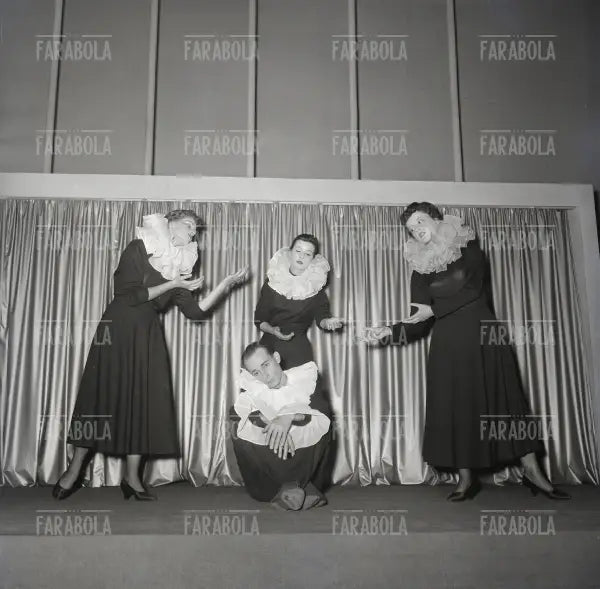 Spettacolo Il dito nell'occhio della compagnia Fo-Durano-Parenti, Piccolo Teatro, Milano, 1953