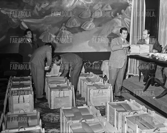 Estrazione dei concorsi a premi alla Rinascente, Milano, 1953