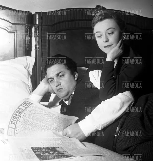 Federico Fellini e Giulietta Masina nella loro casa, Roma, 1954