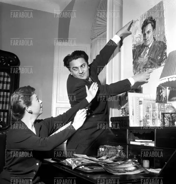 Federico Fellini e Giulietta Masina nella loro casa, Roma, 1954