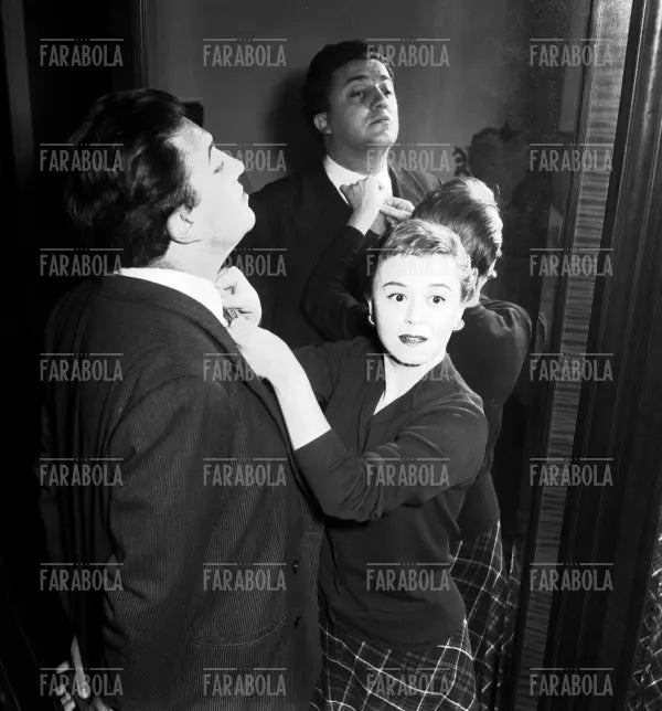 Federico Fellini e Giulietta Masina nella loro casa, Roma, 1954